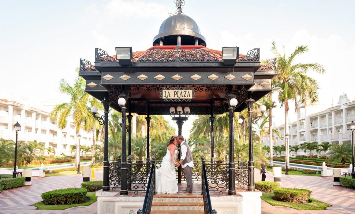 Wendy & Mark’s Intimate yet Entertaining Wedding at Riu Palace Riviera Maya