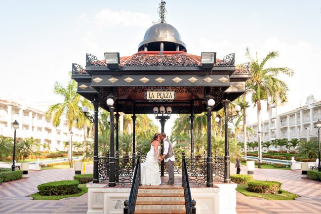 Wendy & Mark’s Intimate yet Entertaining Wedding at Riu Palace Riviera Maya
