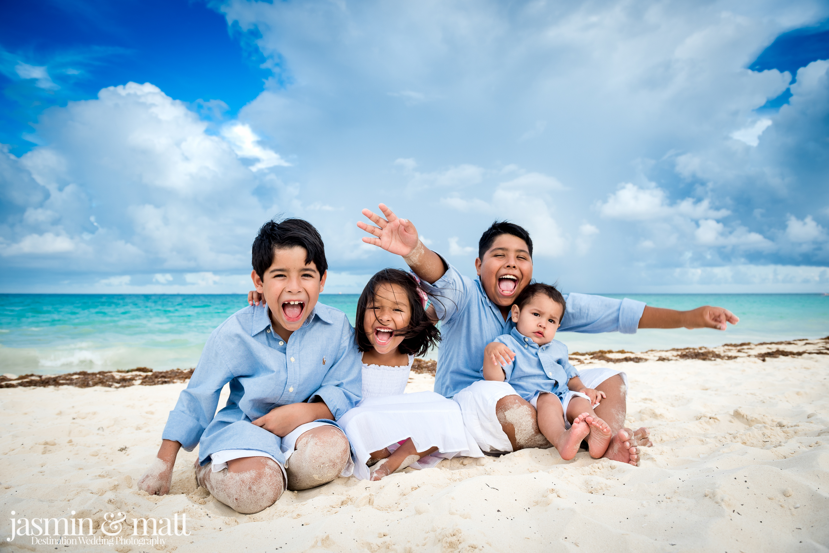 Семья второй раз. Лазурный пляж семья. Семья с двумя мальчиками на море. Турция пляж семья. Семья пляж белый фон.